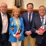 Jacinto Ruiz, autor de "Cicatrices en la selva"; María Méndez, presidenta de la Asociación de Periodistas de Galicia; Javier Vázquez, director de la Casa de Galicia en Madrid; y Julio Ancochea, presidente de Asomega.