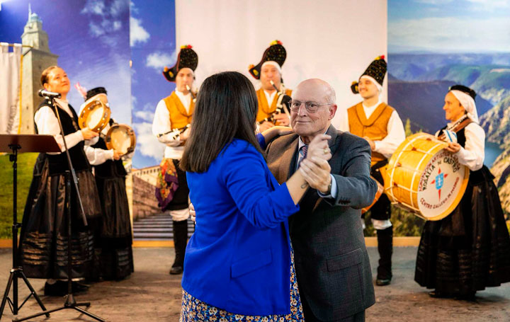 Emotivo y divertido momento del acto en el que los miembros de la Agrupación Rosalía de Castro invitaron a los presentes a bailar al son de su música.