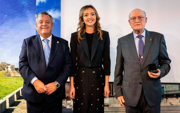 Julio Ancochea, presidente de Asomega; Fabiola García, conselleira de Política Social e Igualdad de la Xunta de Galicia; y Fernando Rey Paz, presidente del Centro Gallego de Madrid.