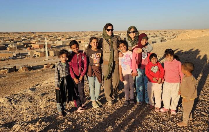 Marta Marañón Medina, directora general de Fundación Recover, Nery Villalobos, responsable de Programas y Telemedicina de la entidad, con niños en los campamentos.