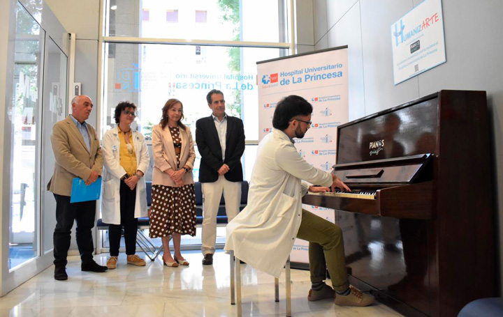 Inauguración del piano instalado en el hall del hospital.