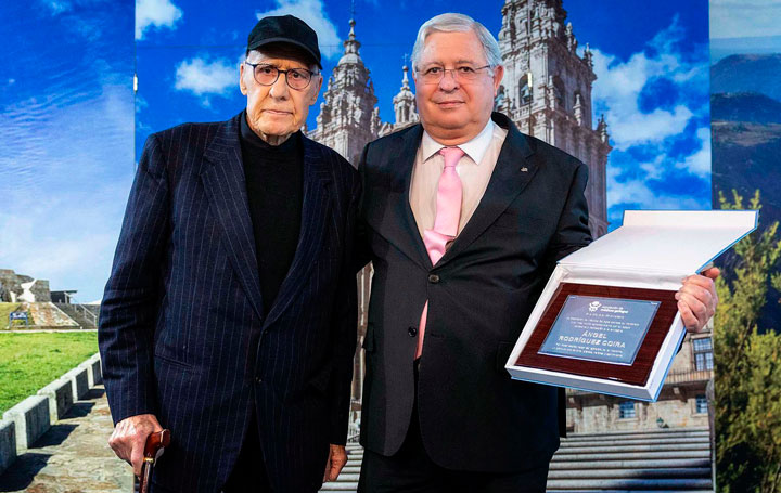 Aniceto Charro, presidente de honor de Asomega, hace entrega de su placa al socio Ángel Rodríguez Coira.