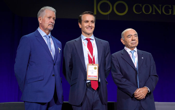 La entrega del Premio Arruga a Fernández de Vigo (en el centro) de la SEO corrió a cargo de Julián García Sánchez, socio fundador de Asomega (derecha) y Francisco José Muñoz Negrete, presidente de la Sociedad Española de Glaucoma.