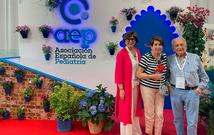 Ana Fernández Teijeiro en el congreso de la AEP con sus padres, Ana Álvarez Lamelas y Juan José Fernández Teijeiro, miembro del Comité de Honor de Asomega.