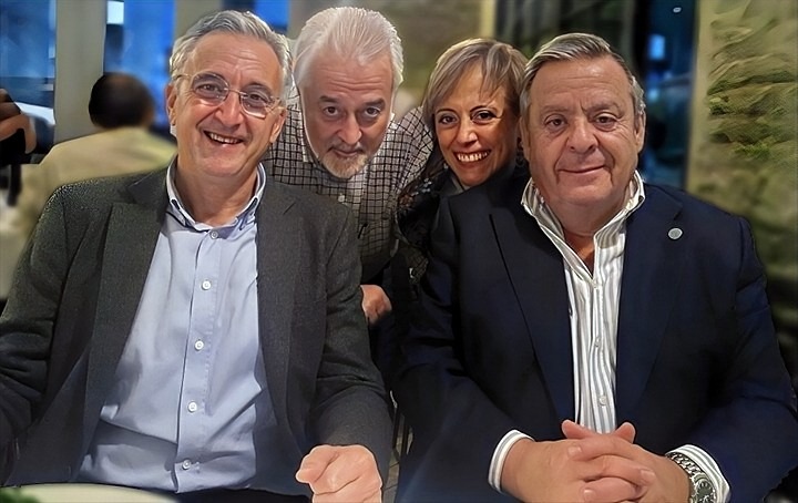 Antonio Planas, autor del artículo y a la derecha el presidente de Asomega, Julio Ancochea. Entre ellos, María Luisa Planas y su marido, José López Piñeiro.