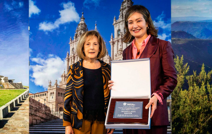 Julia Buján entrega su reconocimiento a Inmaculada Ramos.