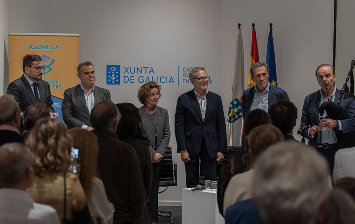 El acto se cerró con la interpretación del himno gallego a cargo del miembro de la Junta Directiva de Asomega José Antonio Gegúndez.