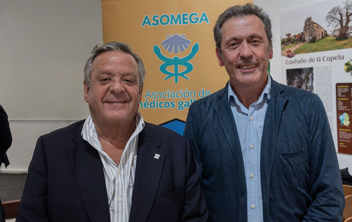 Julio Ancochea, presidente de Asomega, con Luis Paz Ares, socio de Asomega y uno de los participantes en el coloquio.