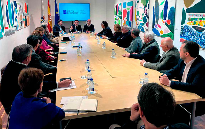 El conselleiro de Emprego, Comercio e Emigración de la Xunta de Galicia, José González, preside en la Casa de Galicia la reunión con los representantes de las asociaciones gallegas en Madrid.