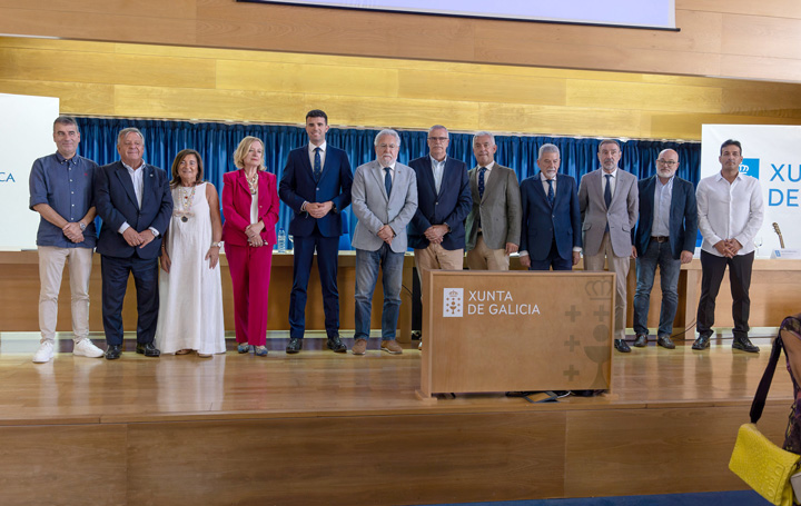 Foto de familia de los participantes en el acto de A Estrada.