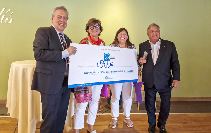 Antonio Gómez Caamaño, conselleiro de Sanidade; Ana Fernández-Teijeiro, vicepresidenta de Asomega y presidenta de SEHOP; Verónica García, miembro de Asanog; y Julio Ancochea, presidente de Asomega.