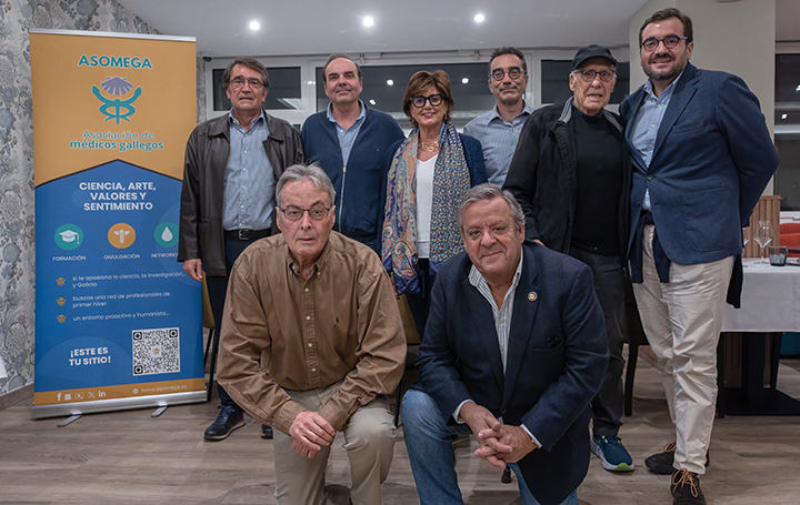 Foto de familia de los integrantes de la Junta Directiva que asistieron presencialmente a la reunión. En primera fila, agachados, Adolfo de la Fuente y Julio Ancochea. Detrás: Roberto Conde, José Antonio Gegúndez, Ana Fernández-Teijeiro, Julián García Feijóo y Aniceto Charro.