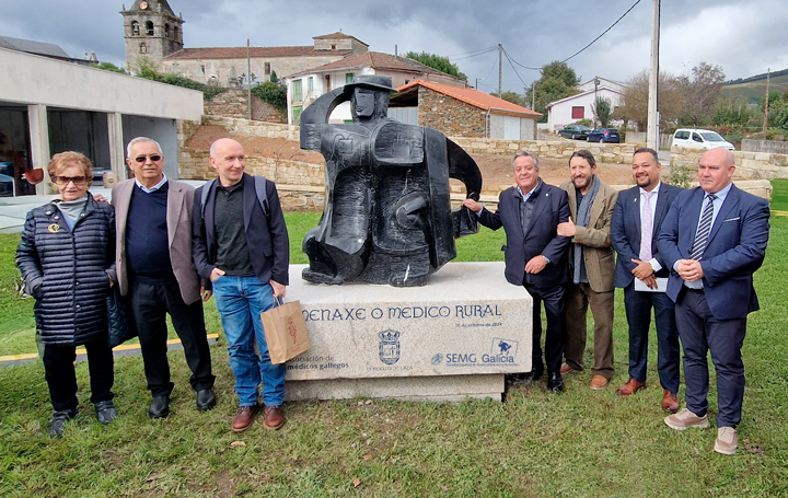 Posan junto a la escultura en homenaje al médico rural Carmina Camarero, viuda del médico de Laza homenajeado Fernando Jiménez; José Manuel Solla, director del Museo do Médico Rural; Roberto Fernández, médico en Allariz y escritor; Julio Ancochea, presidente de Asomega; José Manuel Solla, médico en Allariz y ex presidente de SEMG; Albert Foo, médico en Laza y presidente de SEMG Galicia; y José Ramón Barreal, alcalde de Laza.