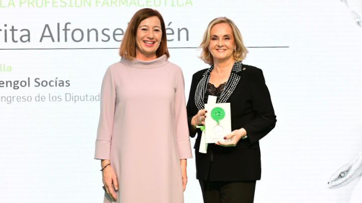 Francina Armengol, presidenta del Congreso de los Diputados, entrega su premio a Margarita Alfonsel.