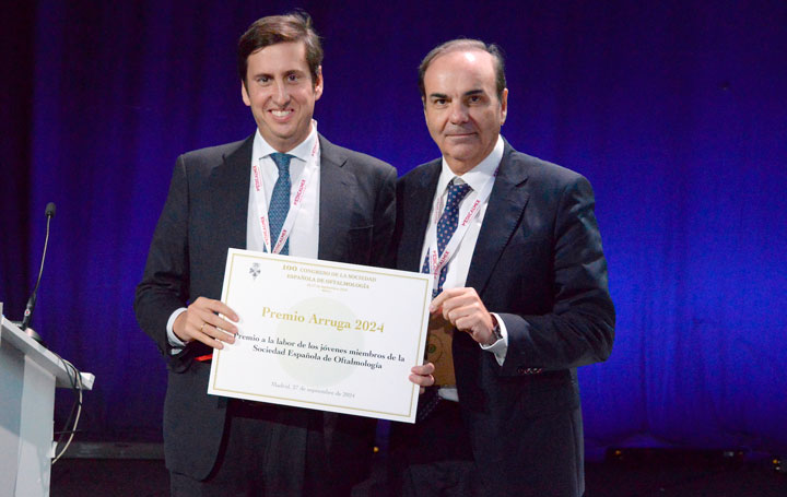 José Antonio Gegúndez (derecha) entrega uno de los premios del Congreso de la SEO.