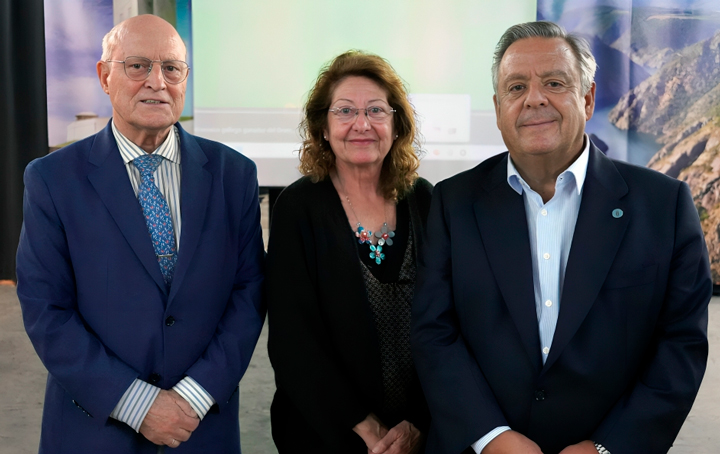 Fernando Rey Paz, presidente del Centro Gallego de Madrid; María Soledad Bordas Ibáñez, vicepresidenta; Julio Ancochea, presidente de Asomega. 