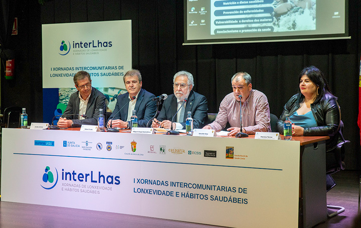En el centro de la mesa el presidente del Parlamento de Galicia, Miguel Santalices, en la inauguración de InterLhas.