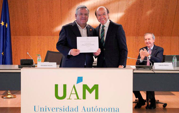 Julio Ancochea recibe su premio de manos de Eduardo Sicilia, presidente del jurado de los Premios a la Mejor Trayectoria Solidaria de la UAM 2024 y presidente del Consejo Social. 