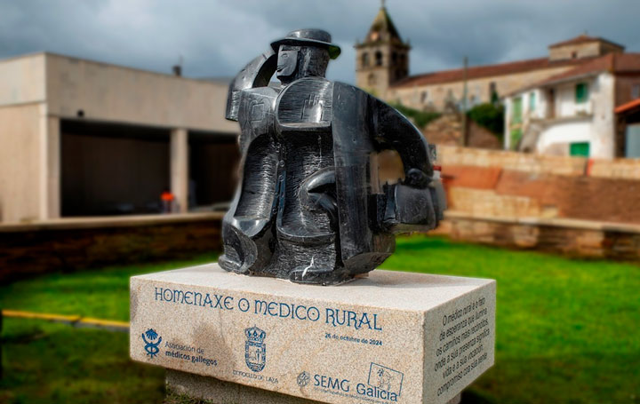 Escultura homenaje al médico rural de Laza, localidad que centra este reportaje de TVE.