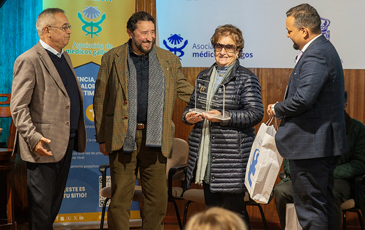 Carmina Camarero recibe el homenaje de manos de Albert Foo. A su derecha, los doctores Lage y Solla.