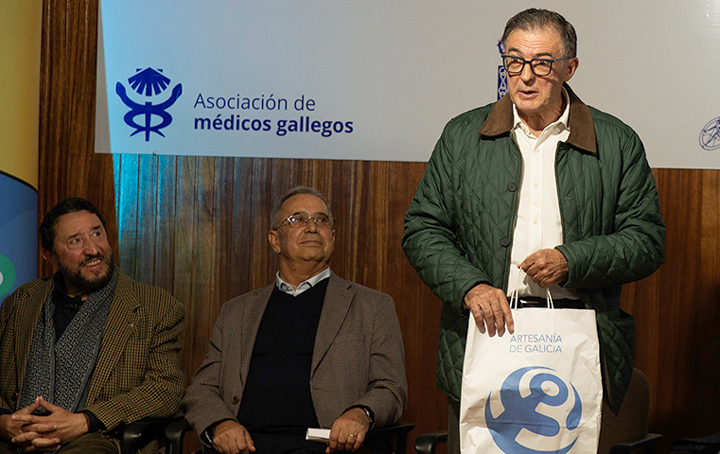 Un sorprendido doctor Devesa recibe el homenaje de sus compañeros.