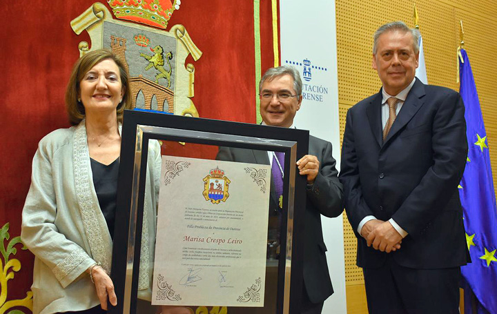 Marisa Crespo recibe la distinción de manos del presidente de la Diputación de Ourense, Luis Menor, en presencia del conselleiro de Sanidade, Antonio Gómez Caamaño.