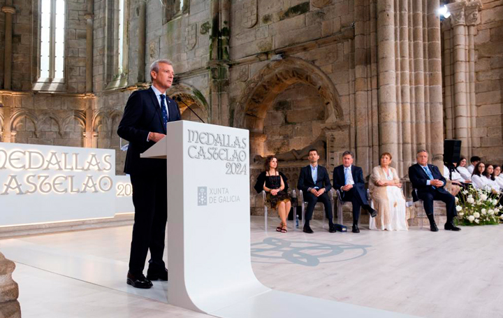 Alfonso Rueda, presidente de la Xunta, interviene ante la atenta mirada de los ganadores de la Medalla Castelao, al fondo.