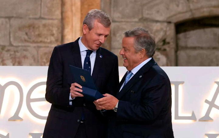 Julio Ancochea recibe la Medalla Castelao para Asomega de manos del presidente de la Xunta, Alfonso Rueda.