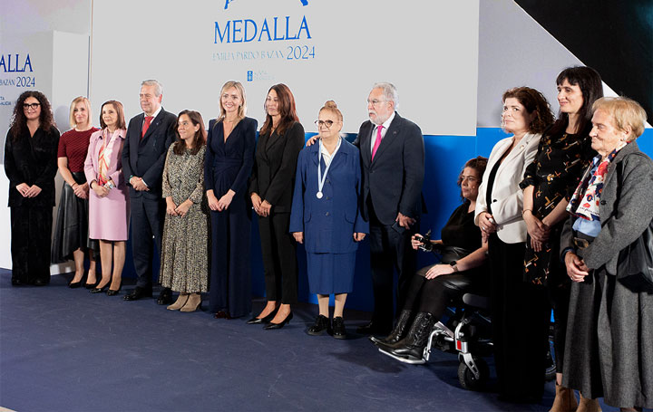 Foto de familia de las ganadoras de la Medalla Pardo Bazán con el presidente del Parlamento de Galicia, Miguel Santalices, el conselleiro de Sanidade, Antonio Gómez Caamaño, y otras autoridades.