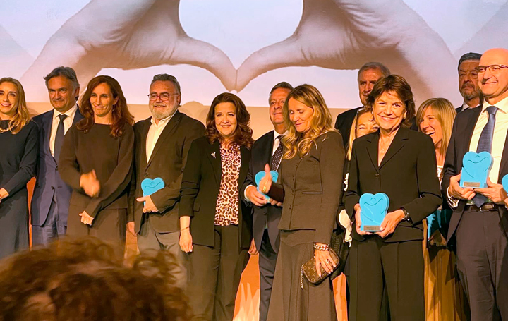 La ministra de Sanidad, Mónica García, tercera por la izquierda, con varios de los galardonados.