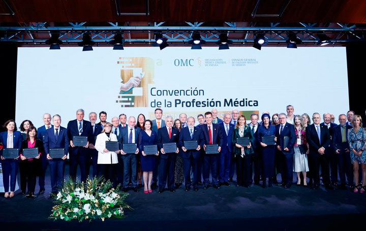 Foto de familia de los reconocidos por la OMC en su Convención de la Profesión Médica.