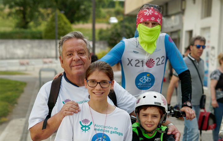 Julio Ancochea, presidente de Asomega, con algunos de los Peregrinos de Marte que hicieron el camino en junio. Detrás, Javier Pitillas, de DisCamino