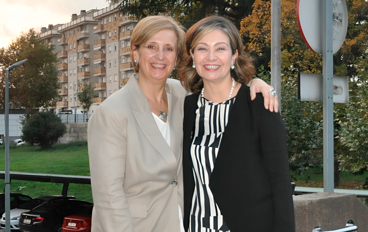 Pilar Rodríguez Ledo, actual presidenta de SEMG, e Inmaculada Ramos, coordinadora de Asomega Maiores y directora del Distrito Sanitario de Monforte de Lemos. Área Sanitaria de Lugo, A Mariña e Monforte de Lemos, que moderó el coloquio.