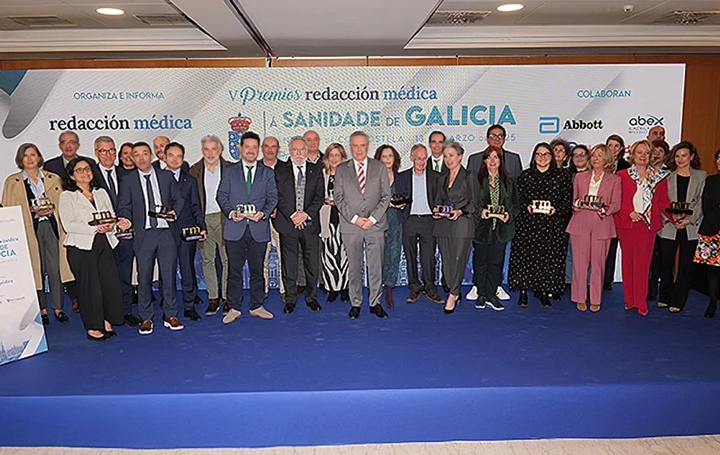 Foto de familia de los galardonados en los V Premios a Sanidade Galicia de Redacción Médica.