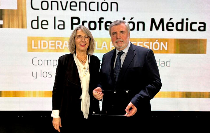 Rosa Arroyo, vicepresidenta de la OMC, entrega el reconocimiento al presidente del Colegio de Médicos de A Coruña, Luciano Vidán.