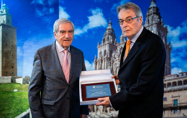 Francisco Ruza, expresidente de Asomega, entrega la placa conmemorativa a Adolfo de la Fuente.