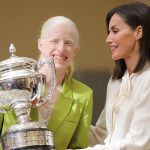 Susana Rodríguez Gacio recibe su premio de manos de la Reina Letizia.