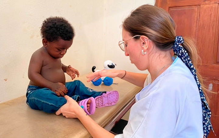 Fisioterapeuta voluntaria atendiendo a un niño en Camerún.