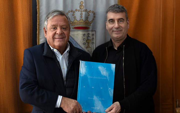 Julio Ancochea y Xosé Luna con el libro "Aire, Amor e Vento".