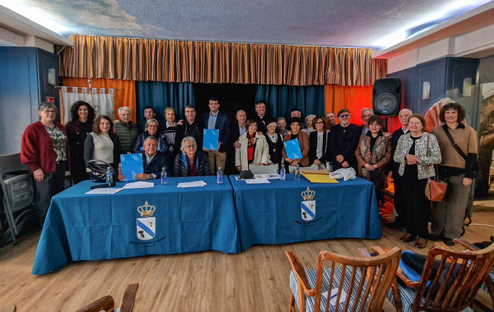 Foto de familia tras la presentación del libro.