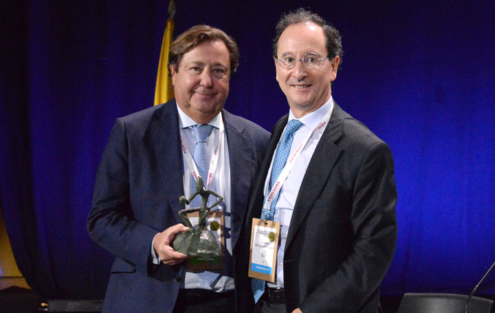 Alfonso Arias recibe el Premio Castroviejo de la SEO de manos de José Manuel Benítez del Castillo, presidente de la Sociedad Española de Oftalmología.