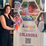 Yenni Rodríguez, coordinadora de gestión de Asanog, en la sede de la asociación en Santiago.