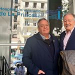 Julio Ancochea y José Rodríguez en la puerta del Hospital de La Princesa de Madrid.