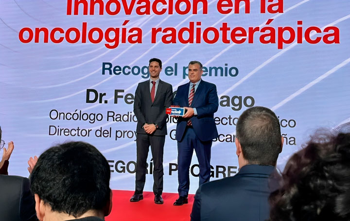 Felipe Couñago recibe el reconocimiento a GenesisCare de manos del consejero de Educación, Ciencia y Universidades de la Comunidad de Madrid, Emilio Viciana.