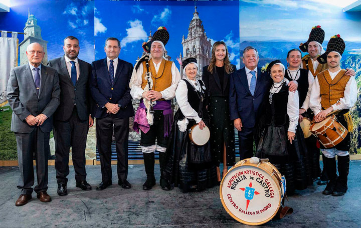 Fernando Rey Paz, presidente del Centro Gallego de Madrid; Carlos Segura, concejal del Distrito Centro de Madrid; el General Amador Enseñat y Berea, Jefe de Estado Mayor del Ejército de Tierra; miembros de la Agrupación Rosalía de Castro rodean a la conselleira de Política Social e Igualdad, Fabiola García, y a Julio Ancochea, presidente de Asomega.