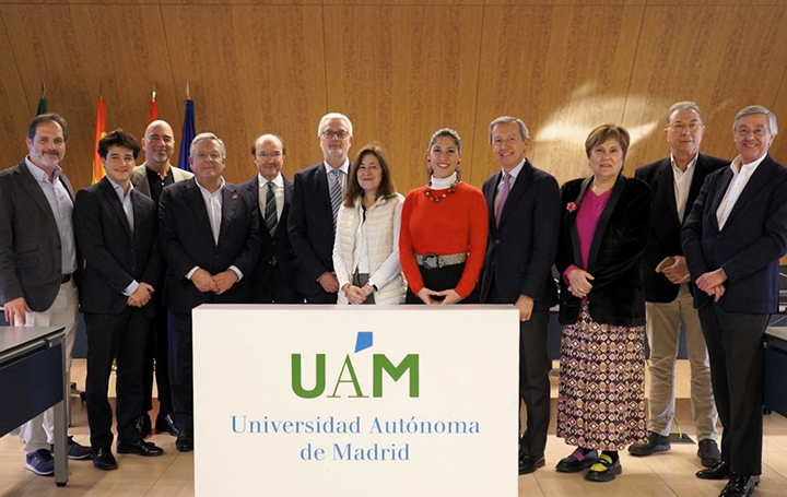 Foto de familia de galardonados y autoridades en los ‘Premios del Consejo Social a la Mejor Trayectoria Solidaria de la Comunidad Universitaria de la UAM’. FOTO: UAM