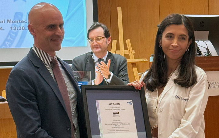 Marina Varela recibiendo la acreditación de calidad de AENOR.