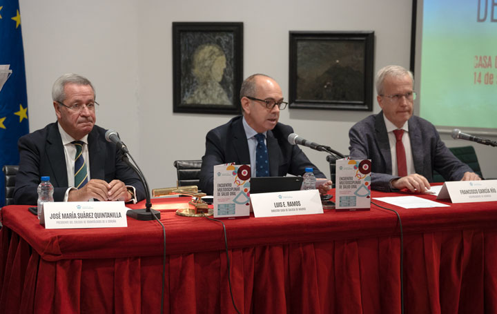 José María Suárez Quintanilla, promotor del encuentro; Luis Ramos, director de la Casa de Galicia; y Francisco García Rio, vicepresidente de Asomega, en el acto inaugural de este Encuentro de Salud Oral.