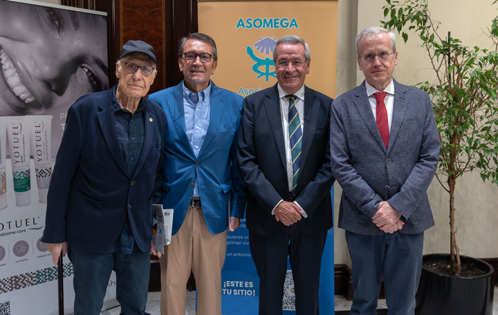 Amplia representación de la Junta Directiva de Asomega en el evento: Aniceto Charro, presidente de honor; Roberto Conde, tesorero; José María Suárez Quintanilla, vocal; y Francisco García Rio, vicepresidente. Posteriormente se sumaron los también vocales Felipe Couñago y Rosaura Leis.